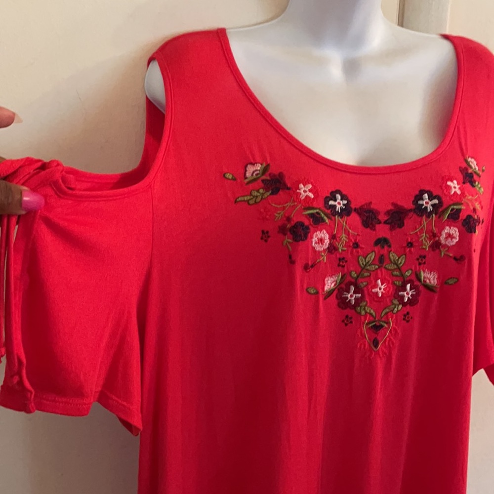 🎊PRICE DROP 🎊 New Cold Shoulder Top🛍